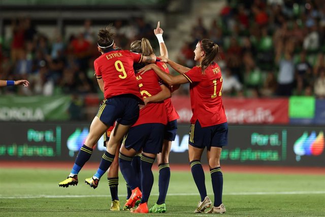Las jugadoras de la selección española celebran el gol de Irene Paredes ante Hungría
