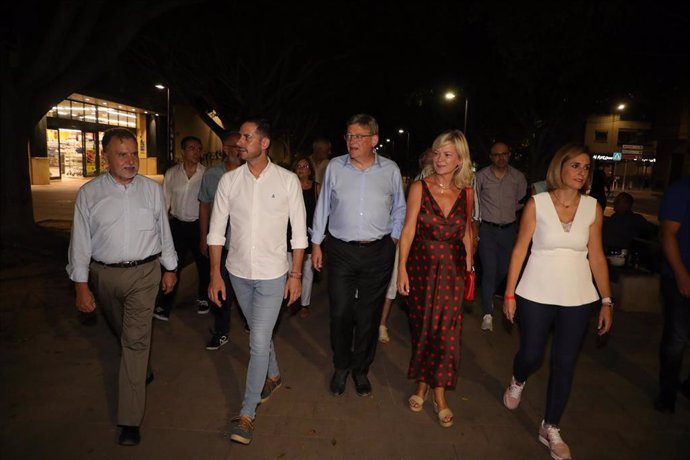 El 'president' Ximo Puig (centro) visita las fiestas de Mislata (Valencia)