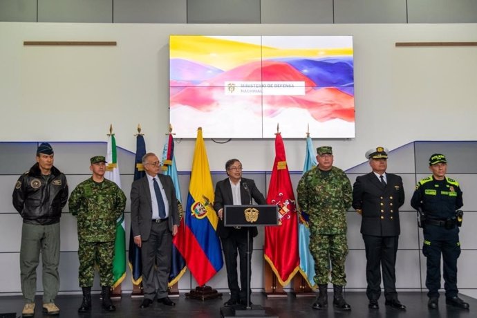 El presidente de Colombia, Gustavo Petro, presenta a la nueva dirección de las Fuerzas Armadas y la Policía del país.