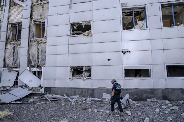 Personal militar inspecciona los daños causados por el bombardeo de la madrugada en un estadio deportivo en el distrito de Kholodnohirskyi de Kharkiv, Ucrania