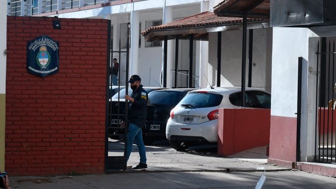 Un guardia custodia las dependencias policiales en las que se encuentra detenido el atacante de la videpresidenta de Argentina