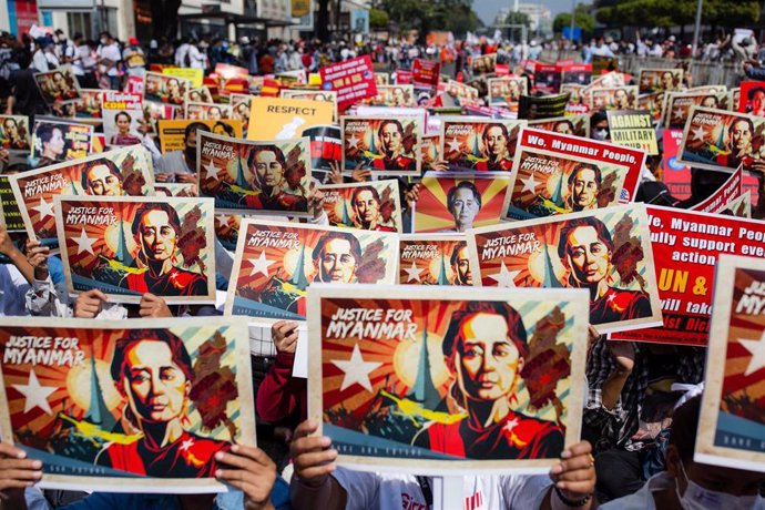 Archivo - Manifestación a favor de la ex dirigente Aung San Suu Kyi, en Rangún, Birmania