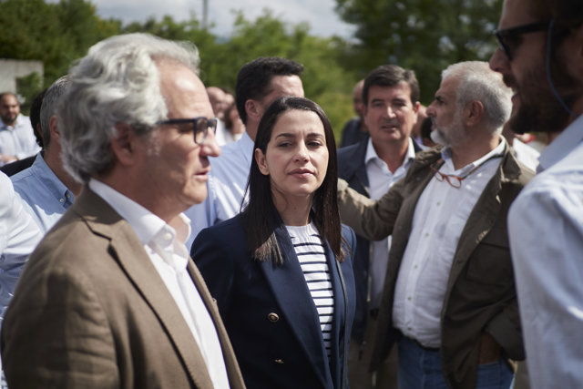 Carlos Pérez-Nievas (1i) e Inés Arrimadas (c), en una concentración de apoyo a las Fuerzas y Cuerpos de Seguridad del Estado en Alsasua, a 2 de septiembre de 2022, en Alsasua, Navarra (España). 