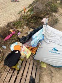 Desalojan a un hombre con antecedentes por supuestos abusos a una menor acampado en dunas de Algeciras (Cádiz)