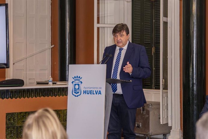Archivo - El alcalde de Huelva, Gabriel Cruz, en su intervención durante la presentación de la Agenda Urbana de Huelva.