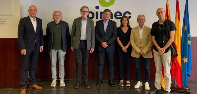 El ministro de Universidades, Joan Subirats, ha visitado este sábado la sede de Pimec en Barcelona, donde se ha reunido con el presidente de la patronal, Antoni Cañete