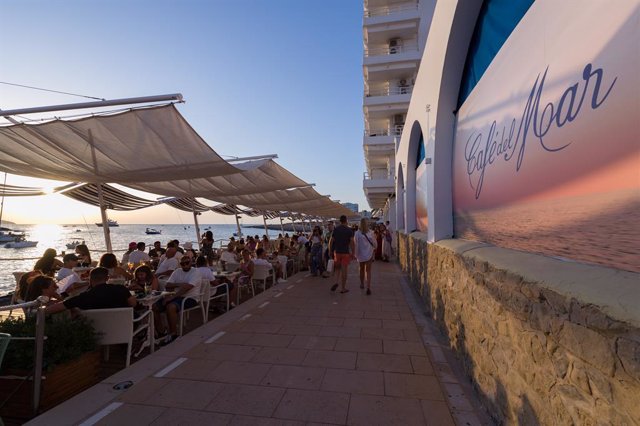 Comensales disfrutan en el Café del Mar, a 10 de agosto de 2022, en Ibiza, Baleares (España). 