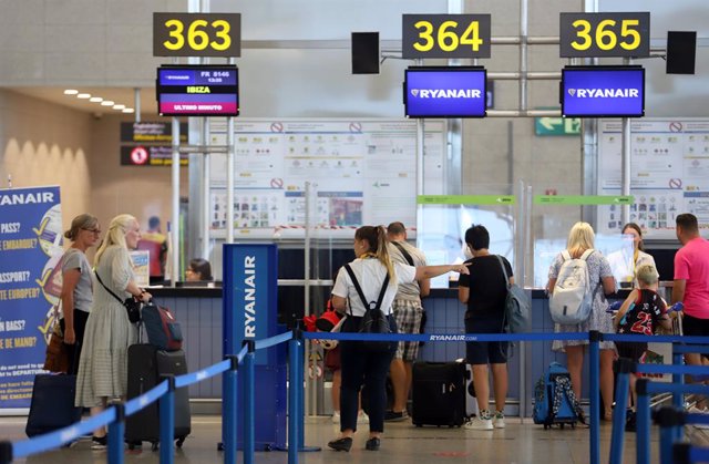 Cientos de turistas hacen colas en los puestos de embarque de Ryanair, en el Aeropuerto Costa del Sol en Málaga, Andalucía. 