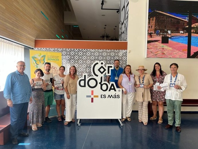 Entrega de carnés acreditativos Rango a guías turísticos de Córdoba.