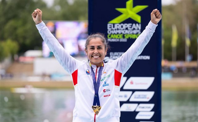 19 August 2022, Bavaria, Munich: Spain's gold medallist Maria Corbera celebrates during the award ceremony of the Women's C1 500m Final Canoe competition at the Olympic regatta facility Oberschleissheim, during the European Championships in Munich. Photo: