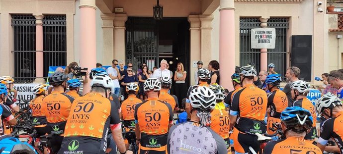 Unas 1.000 personas se concentran ante el Ayuntamiento de Rubí (Barcelona) para condenar el atropello a ocho ciclistas el pasado 21 de agosto en Castellbisbal (Barcelona) y pedir más seguirdad