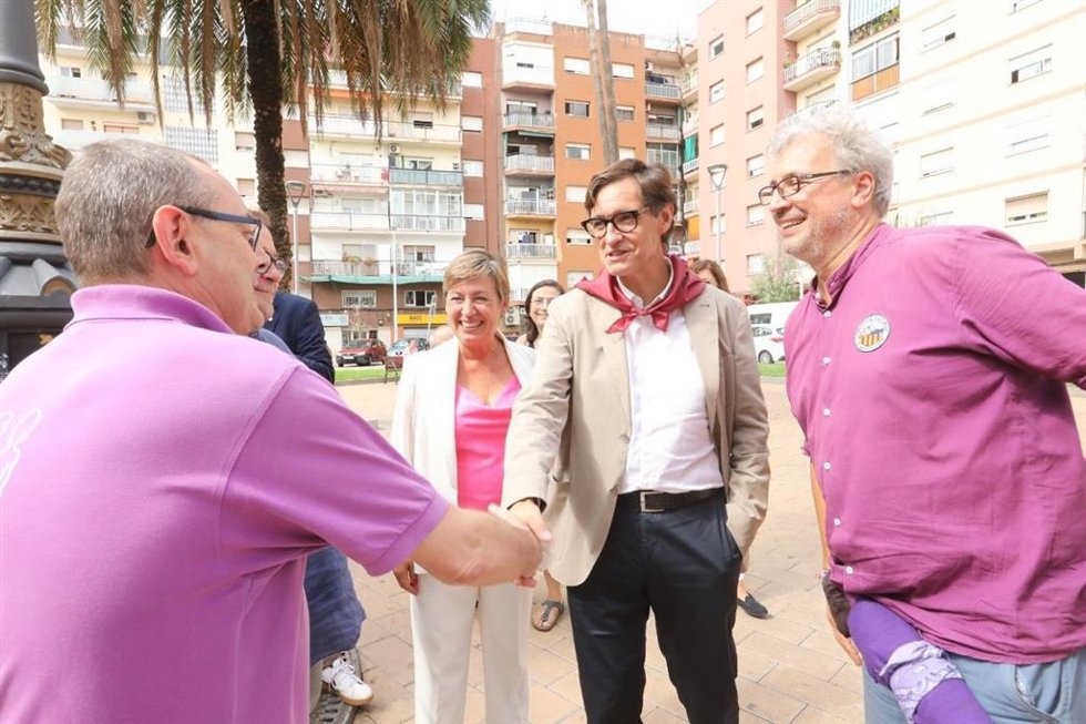 El primer secretario del PSC, Salvador Illa, durante la fiesta mayor de Sant Andreu de la Barca (Barcelona)