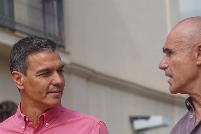 El presidente del Gobierno, Pedro Sánchez y el alcalde de Sevilla, Antonio Muñoz (d); durante la visita a las obras de ampliación del tranvía hispalense a 03 de septiembre del 2022 en Sevilla (Andalucía, España)