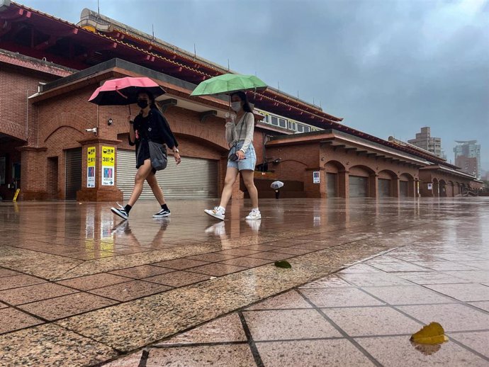 Lluvia en Taiwán por la cercanía del supertifón 'Hinnamnor'