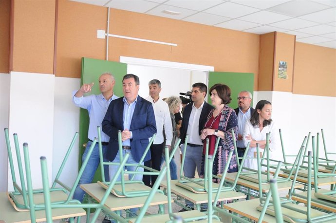 Román Rodríguez visita en Ourense el IES As Lagoas con motivo del inminente inicio del curso escolar
