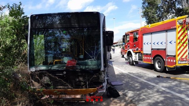 El choque entre un autobús y un turismo provoca 10 afectados en la B-201