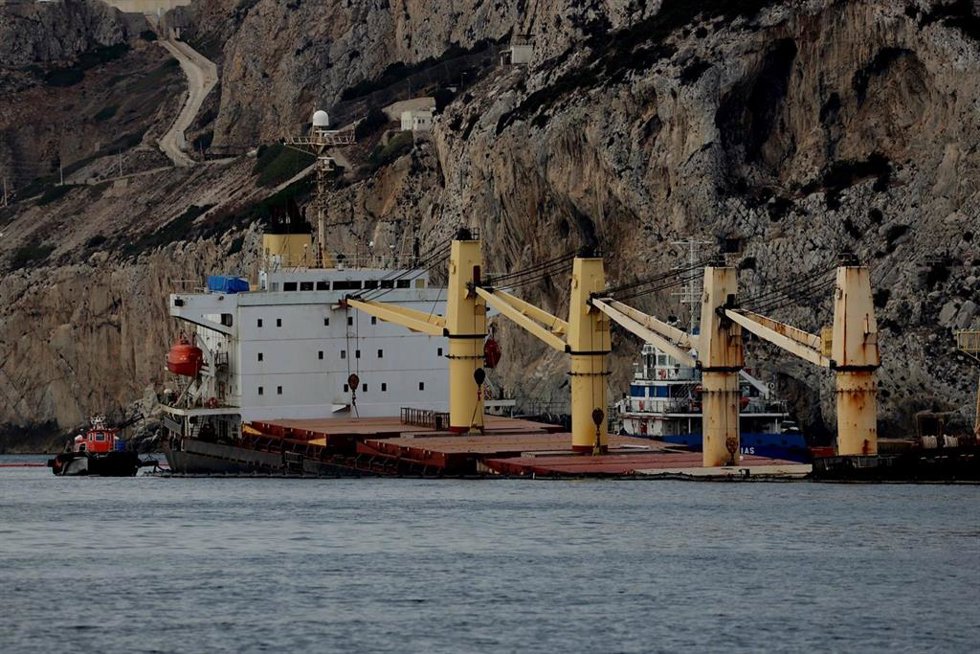 El OS35 semihundido en Gibraltar.