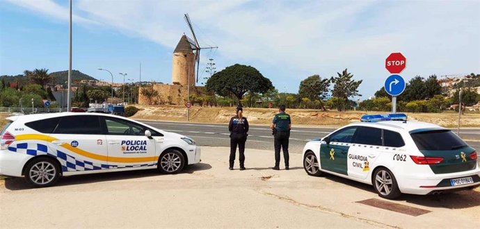 Agentes de la Guardia Civil y de la Policía Local de Calvi.