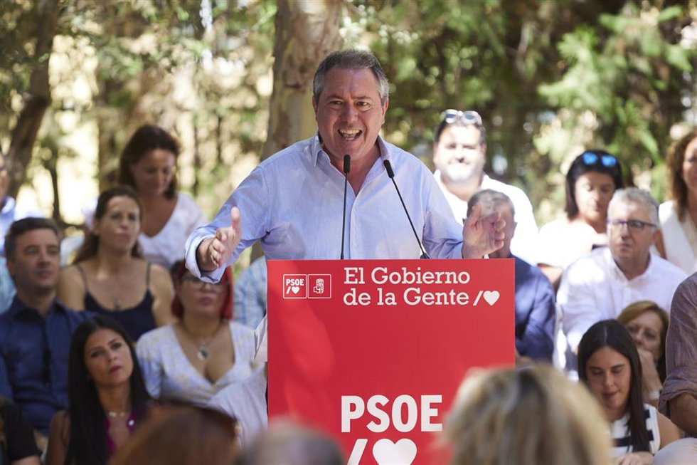 El secretario general del PSOE de Andalucía y Portavoz del Grupo Parlamentario Socialista, Juan Espadas, se dirige a los militantes del partido durante primer acto de la campaña 'El Gobierno de la Gente' en el barrio de Pino Montano, a 3 de septiembre d
