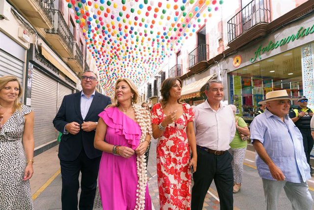 La consejera de Economía, Hacienda y Fondos Europeos, Carolina España, en un paseo por la feria del centro  de Ronda