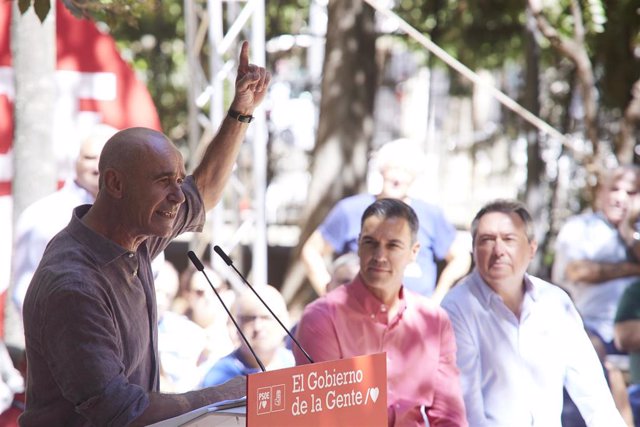 El Alcalde de Sevilla, Antonio Muñoz, se dirige a los militantes del partido durante primer acto de la campaña 'El Gobierno de la Gente' en el barrio de Pino Montano, a 3 de septiembre de 2022, en Sevilla (Andalucía, España).