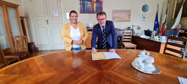 La alcaldesa de Talavera durante la firma del documento de adhesión para la declaración internacional de las Mondas por parte del alcalde de Faenza, Massimo Isola.
