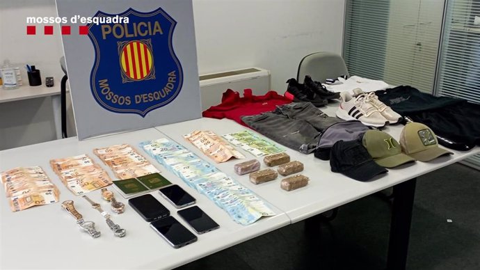 Objetos sostraídos por los Mossos a los presuntos ladrones de un grupo criminal