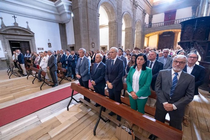 Homenaxe a Aida Menéndez Lorenzo en Monforte (Lugo), co presidente da Xunta, Alfonso Rueda, e o alcalde da localidade, José Tomei, entre outros