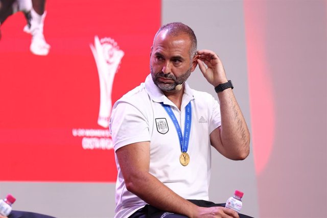 Pedro López durante el recibimiento por parte de la RFEF tras conquistar el título mundial Sub-20 femenino