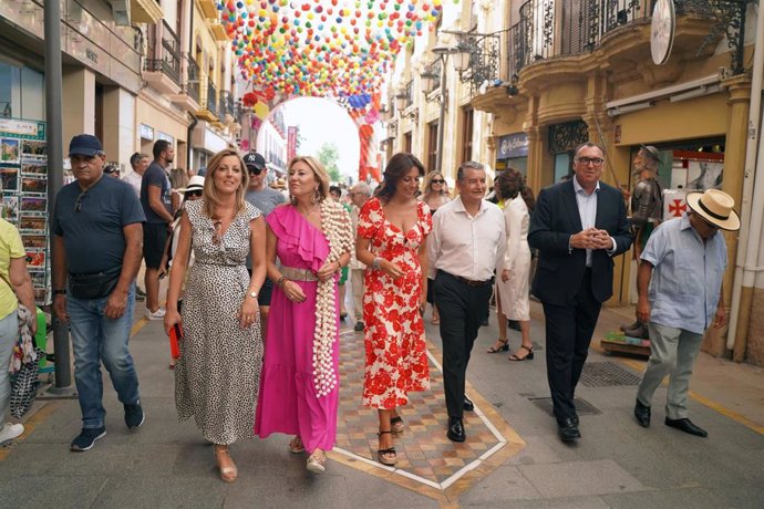 Los consejeros Sanz, España y Bernal, durante un paseo por la feria del centro de Ronda