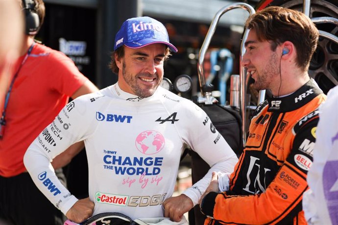 Fernando Alonso con el francés Clément Novalak