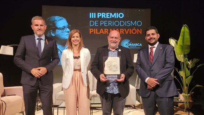 El periodista Antón Castro ha recibido el III Premio 'Pilar Narvión'.