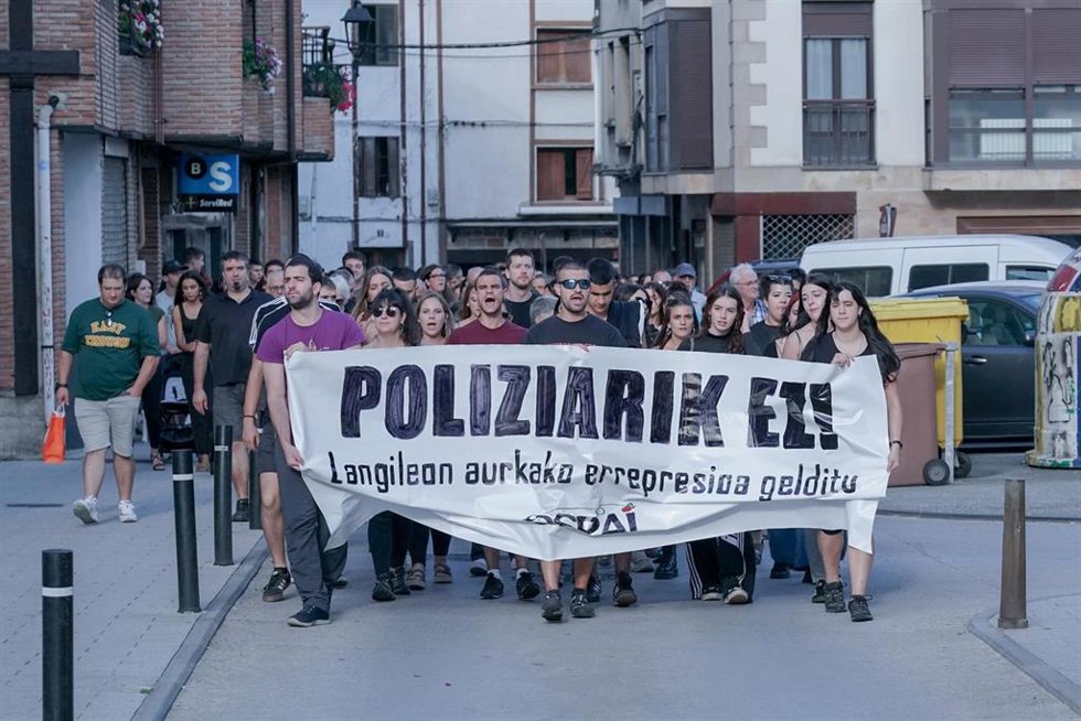 Varias personas se manifiestan en la celebración de la Ospa Eguna, a 3 de septiembre de 2022, en Altsasu, Navarra, (España).