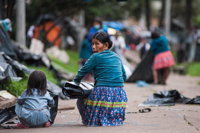 Archivo - May 9, 2022, Bogota, Cundinamarca, Colombia: An indigenous women packs a plastic cover as Embera indigenous communities start leaving the makeshift camp mounted 8 months ago where more than 1000 indigenous people displaced by conflict lived an