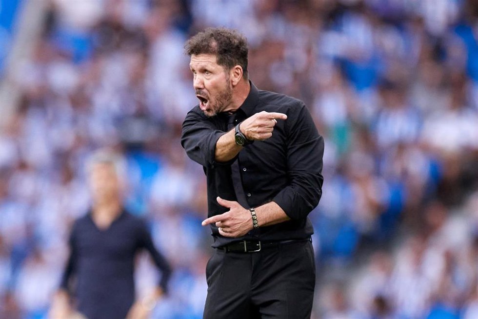Diego Pablo Simeone da instrucciones durante el Real Sociedad-Atlético de Madrid de LaLiga Santander 2022-2023
