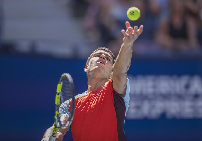 30 August 2022, US, Flushing Meadows: Spanish tennis player Carlos Alcaraz in action against Argentina's Sebastian Baez during their men's singles First Round of the US Open tennis tournament at Arthur Ashe Stadium. Photo: Javier Rojas/Prensa Internacio