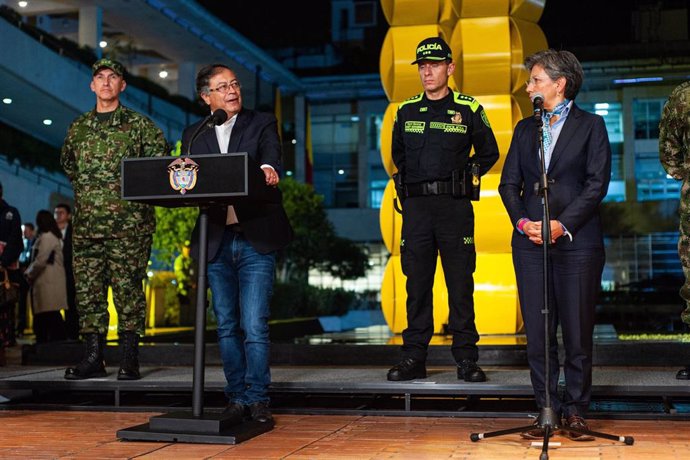 El presidente de Colombia, Gustavo Petro, y la alcaldesa de Bogotá, Claudia López, tras el primer Consejo de Seguridad y Paz.