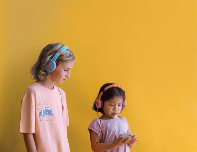 Dos niñas utilizando Lol&Roll Pop Kids Headphones