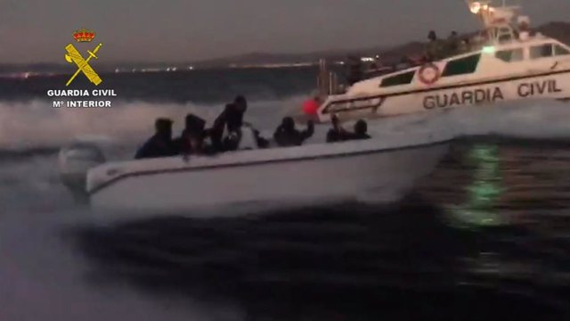 Archivo - Una patera interceptada por la Guardia Civil en aguas de Almería.