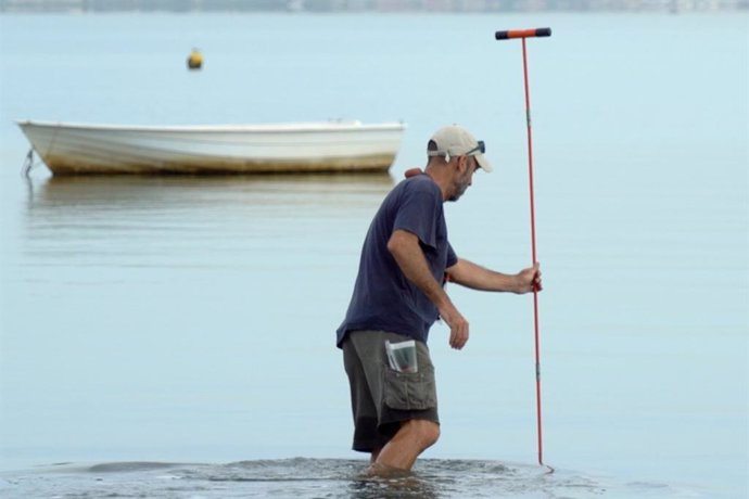 Trabajos de medición de espesores para el proyecto de retirada de lodos de playas del Mar Menor