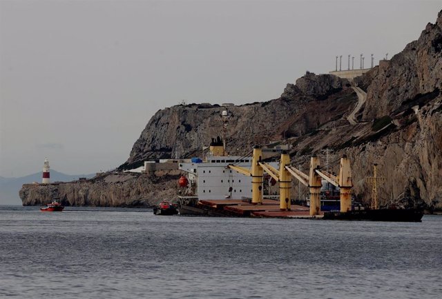 El buque granelero OS35 semihundido en Gibraltar.