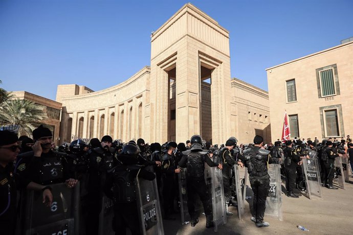 29 August 2022, Iraq, Baghdad: Police officers stand guard to prevent supporters of Shiite cleric Muqtada Al-Sadr from entering the Government Palace during a protest. Followers of al-Sadr headed to the building shortly after the Shiite cleric said he w