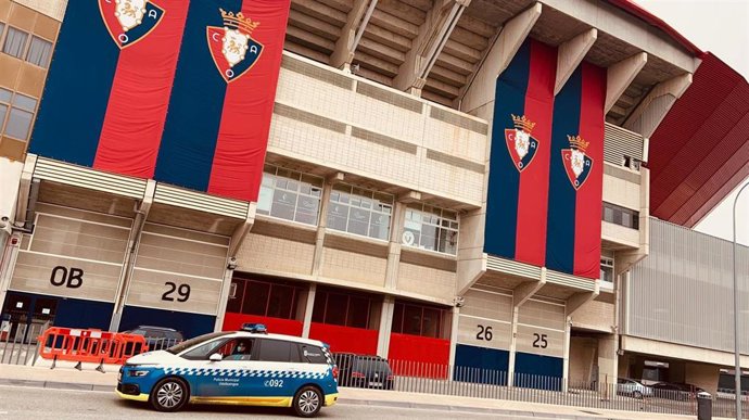 Una patrulla de Policía Municipal, frente al estadio El Sadar