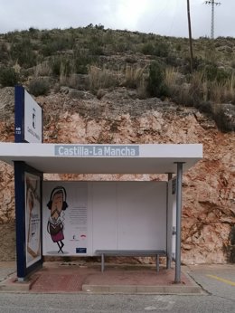 Archivo - Parada de autobús en Liétor.