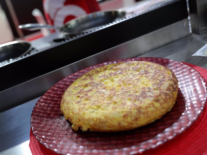 Archivo - Una tortilla de patatas lista para servir en un ba