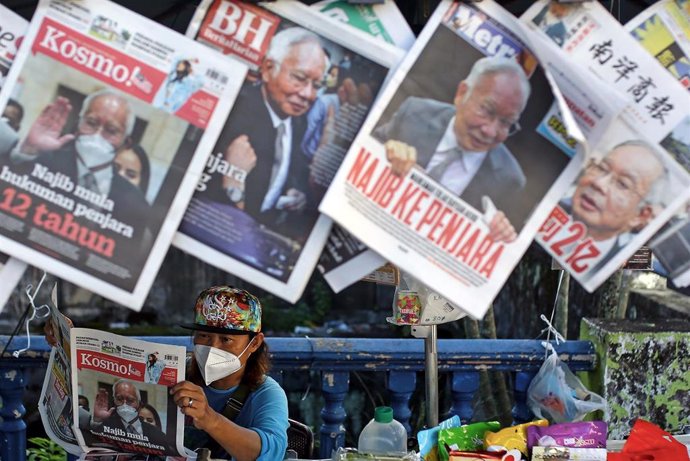 Periódicos sobre la condena del ex primer ministro Najib Razak