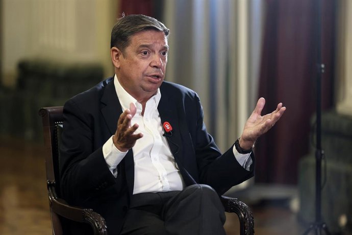 El ministro de Agricultura, Pesca y Alimentación, Luis Planas, durante una entrevista para Europa Press, en la sede del Ministerio, a 1 de septiembre de 2022, en Madrid, (España). Planas es inspector de trabajo y diplomático. Posee la cartera de Agricul
