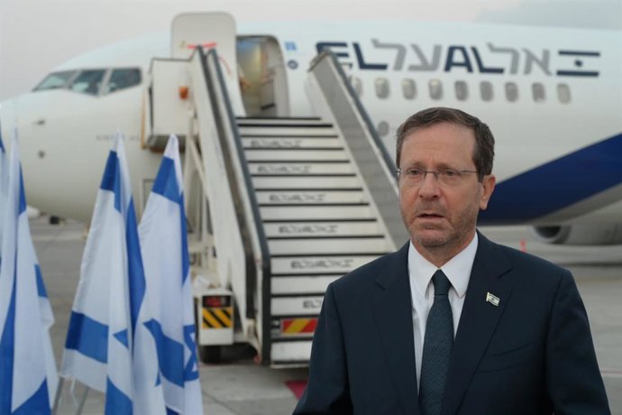 HANDOUT - 04 September 2022, Israel, ---: Israeli President Isaac Herzog speaks to the media before departing for a state visit to Germany. The President and the First Lady will participate in the 50th anniversary memorial for the massacre of Israeli at