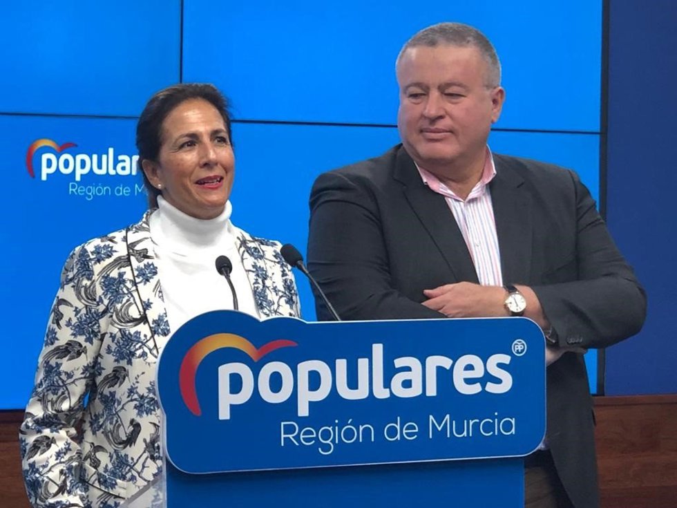 La portavoz adjunta del GPP, Isabel Borrego, junto a Bernabé