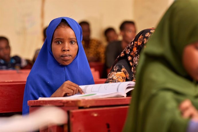 Una niña en el colegio.